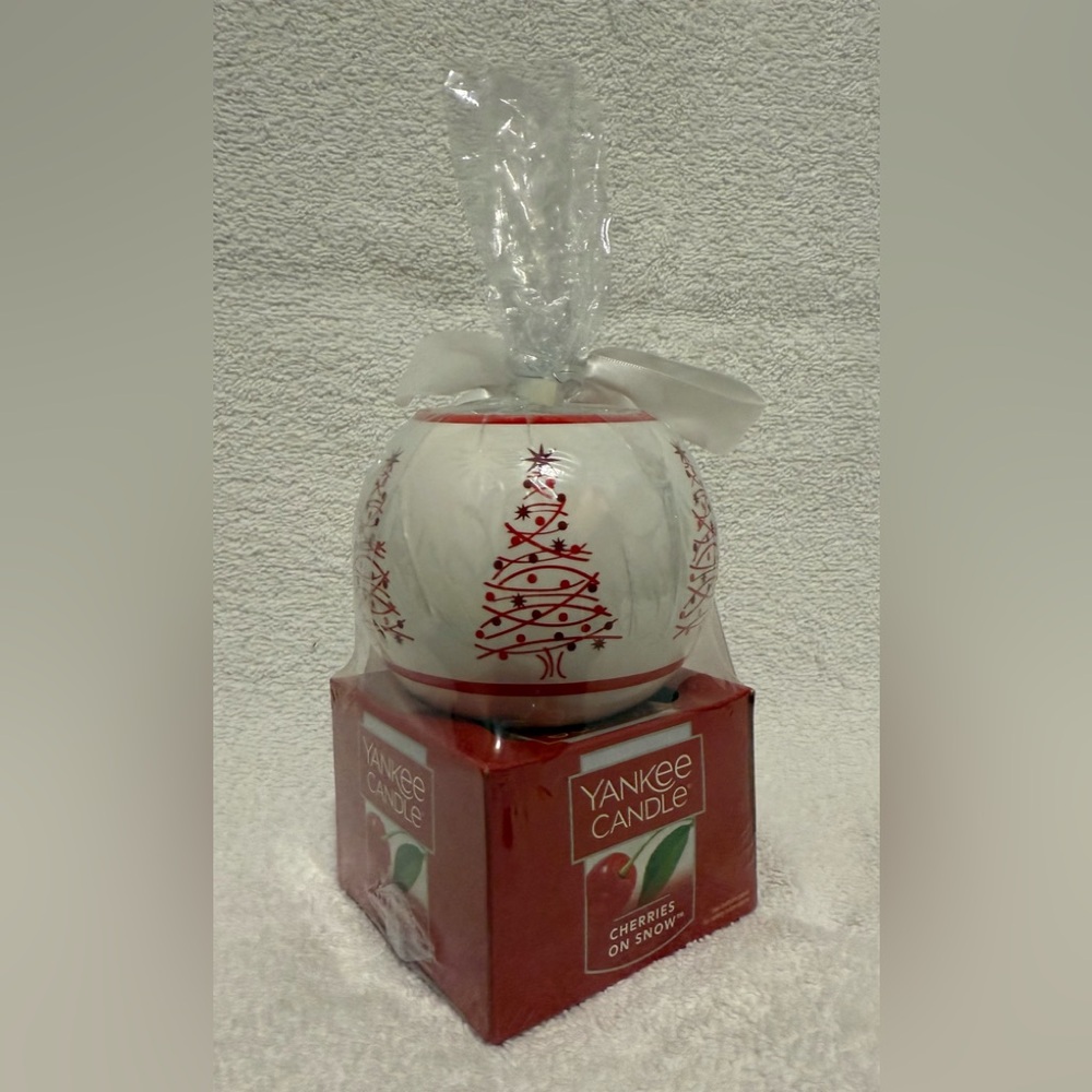 *DISCONTINUED* Yankee Candle Red & White Ornament Shaped Tea Light Burner